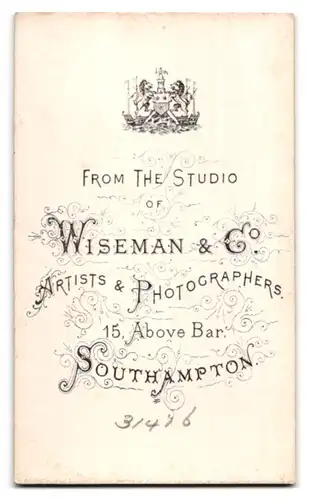 Fotografie S. J. Wiseman & Co., Southampton, 15 Above Bar, Portrait süsses blondes Mädchen im weissen Kleidchen