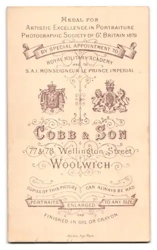 Fotografie Cobb & Son, Woolwich, 77 & 78 Wellington Street, Portrait blonde Schönheit im prachtvollen Kleid