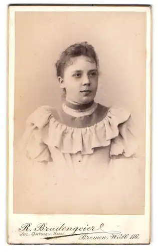 Fotografie R. Bradengeier, Bremen, Wall 16, Portrait schönes Fräulein in prachtvoller Bluse