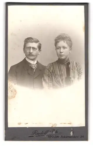 Fotografie Rudolf Pilz, Apolda, Ackerwandstr. 34, Portrait eines elegant gekleideten Paares