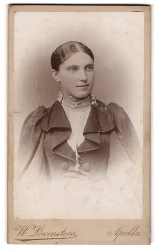 Fotografie W. Löwenstein, Apolda, Karlstr. 33, Portrait schönes Fräulein in prachtvoller Bluse