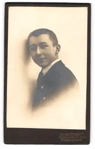 Fotografie Bruno Rudolph, Rosswein i. Sa., Brückenplatz 410, Portrait charmanter Bube im Jackett