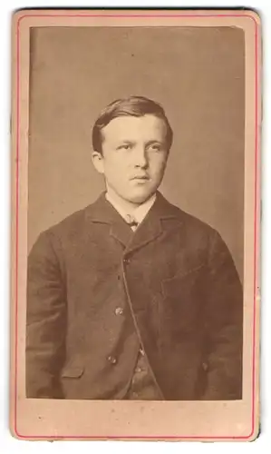 Fotografie F. Schrader, Schlieben, Portrait charmanter junger Mann im Jackett