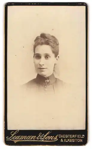 Fotografie Seaman & Sons, Chesterfield, Portrait bildschöne junge Frau mit Flechtdutt