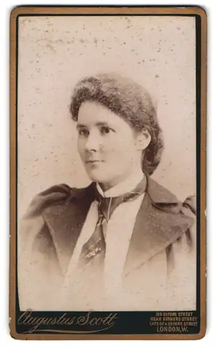 Fotografie Augustus Scott, London, 108 Oxford Street, Portrait bildschöne junge Frau mit Krawatte