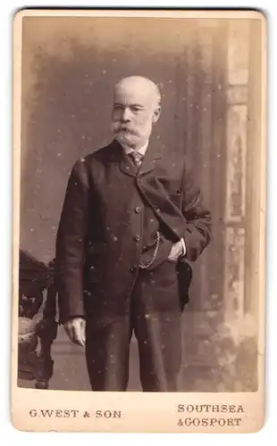 Fotografie G. West & Son, Southsea, Portrait stattlicher Herr mit weissen Bart im eleganten Anzug