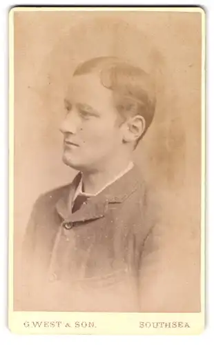Fotografie G. West & Son, Southsea, Portrait junger Mann im eleganten Jackett