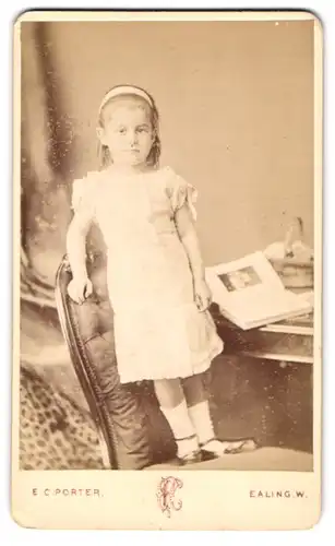 Fotografie E. C. Porter, Ealing, 6, The Esplanade, Portrait niedliches Mädchen im weissen Kleidchen