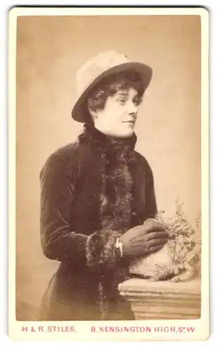 Fotografie H. & R. Stiles, Kensington, 8 High Street W., Portrait bildschöne junge Frau mit Hut, Fellstola & Handschuhen