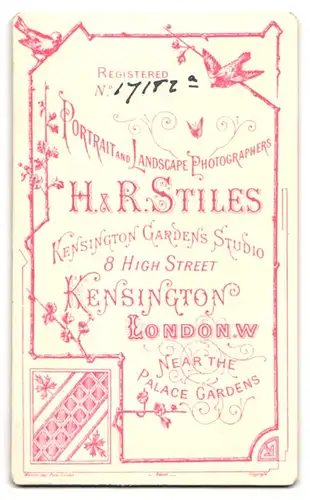 Fotografie H. & R. Stiles, Kensington, 8 High Street W., Portrait bildschöne junge Frau mit Hut, Fellstola & Handschuhen