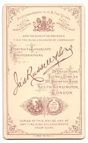 Fotografie Russell & Sons, South Kensington, 199 Brompton Road, Portrait bildschöne junge Frau im prachtvollen Kleid