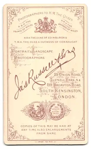 Fotografie Russell & Sons, South Kensington, 199 Brompton Road, Portrait schöne junge Frau mit Brosche am Blusenkragen