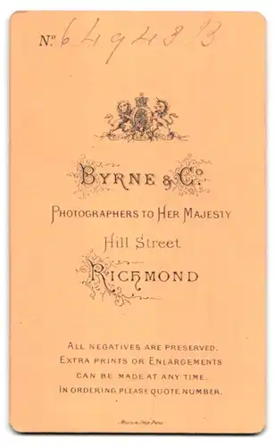 Fotografie Byrne & Co., Richmond, Hill Street, Portrait schönes Fräulein im prachtvoll gerüschten Kleid