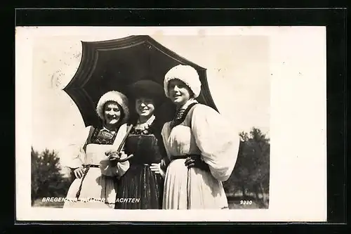 AK Drei junge Frauen in Bregenzer Wälder Trachten mit Schirm