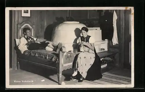 AK Paar in Walser Volkstracht in der Stube