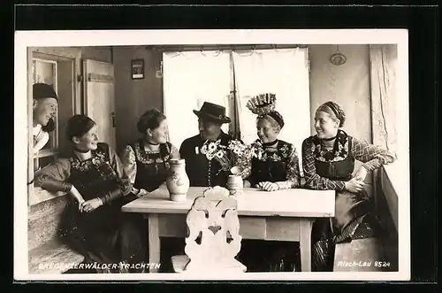 AK Frauen und Männer in Bregenzwälder Trachten am Tisch sitzend
