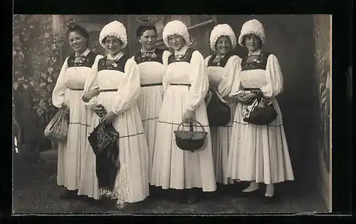 AK Schöne junge Frauen in Alt-Bregenzer Trachtenkleidern aus dem 16. Jahrhundert