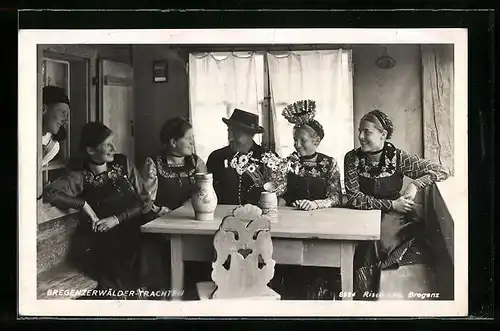 AK Frauen und Männer in Bregenzwälder Trachten am Tisch sitzend