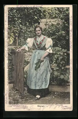 AK Schöne Meranerin im Trachtenkleid im Garten