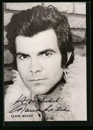 AK Schauspieler Claus Wilcke mit ernster Miene, mit original Autograph