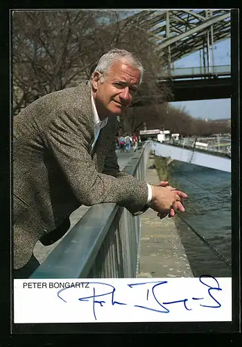 AK Schauspieler Peter Bongartz aufs Wasser blickend, mit original Autograph
