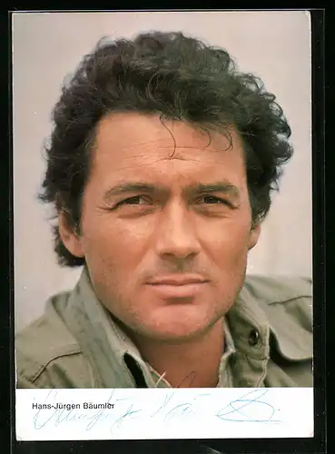 AK Schauspieler Hans-Jürgen Bäumler mit ernstem Blick, mit original Autograph