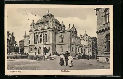 AK Rendsburg, Passanten vor der Stadthalle