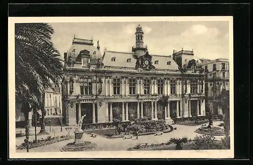 AK Bone, l'Hotel de Ville et le Square de la Liberté