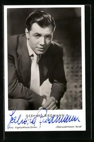 AK Schauspieler Gerhard Riedmann im Anzug, Autograph