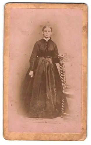 Fotografie unbekannter Fotograf und Ort, Bürgerliche Dame im langen schwarzen Kleid