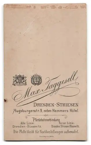 Fotografie Max Taggesell, Dresden-Striesen, Augsburgerstr. 9, Junger eleganter Herr mit Brille