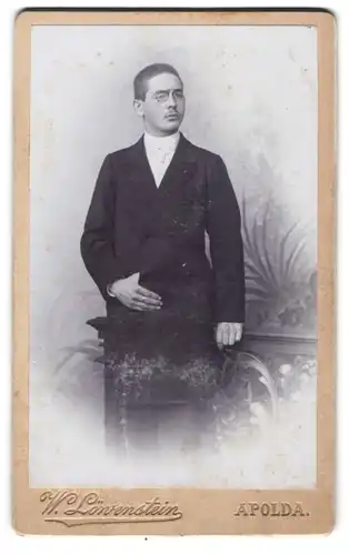 Fotografie W. Löwenstein, Apolda, Eleganter Herr im schwarzen Anzug