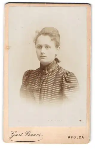 Fotografie Gustav Bauer, Apolda, Obere Bahnhofstr.9, Junge Dame im hochgeschlossenem Kleid