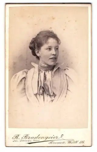Fotografie R. Bradengeier, Bremen, Wall 116, Junge Dame im Kleid mit Stehkragen