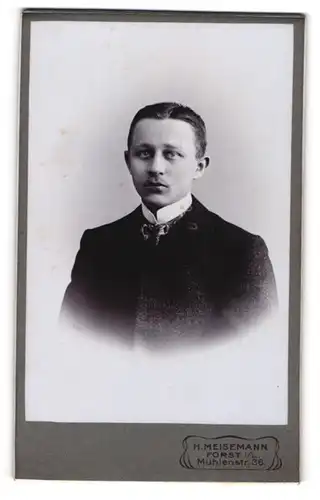 Fotografie H. Meisemann, Forst, Mühlenstr. 36, Junger Mann im Anzug mit Vatermörder