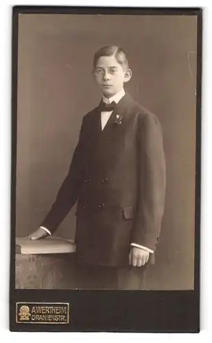 Fotografie A. Wertheim, Ort unbekannt, Junger Herr im dunklen Anzug mit Brille