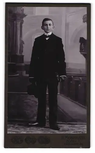 Fotografie H. Meisemann, Forst, Mühlenstr. 36, Junger Mann im Anzug mit Hut