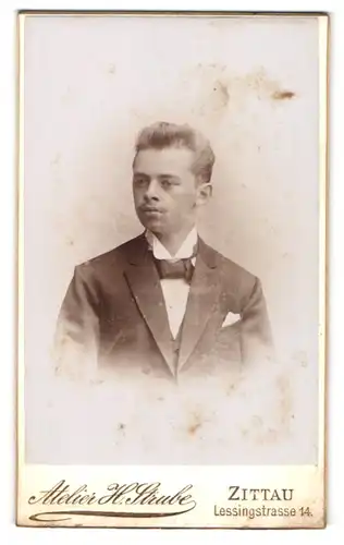 Fotografie H. Strube, Zittau, Lessingstrasse 14, eleganter junger Mann im Anzug