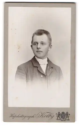 Fotografie Kolby, Chemnitz, Königstrasse 10, Bürgerlicher junger Mann im feinen Zwirn