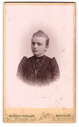 Fotografie Rudolf Müller, Rochlitz, Gärtnerstrasse, Ernst blickende Dame mit Halskette