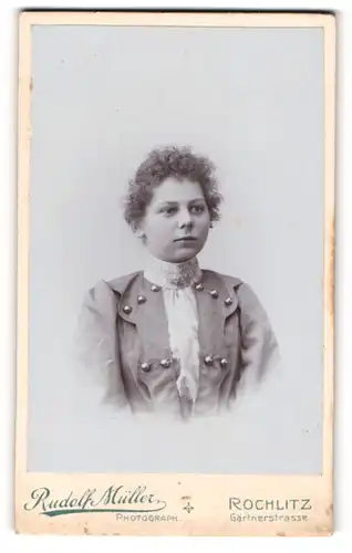 Fotografie Rudolf Müller, Rochlitz, Gärtnerstrasse, Junge Dame im Kleid mit Knöpfen besetzt