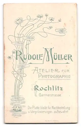 Fotografie Rudolf Müller, Rochlitz, Gärtnerstrasse, Junge Dame im Kleid mit Knöpfen besetzt