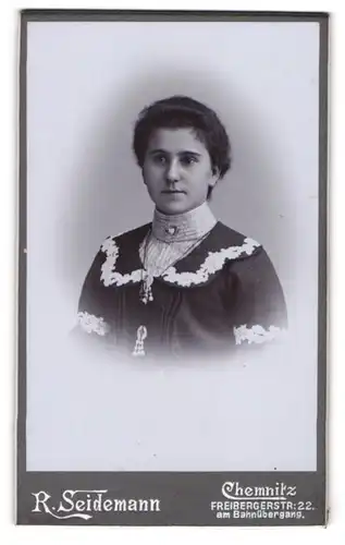 Fotografie R. Seidemann, Chemnitz, Freibergerstr. 22, Bürgerliche Dame im Kleid mit Blumenkragen