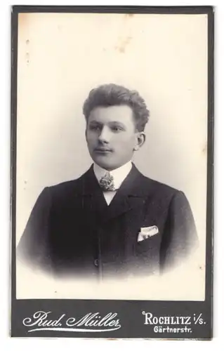 Fotografie Rud. Müller, Rochlitz, Gärtnerstr., Junger Mann im Anzug mit Einstecktuch