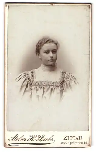 Fotografie H. Strube, Zittau i.S., Lessingstrasse 14, Junge Frau im Rüschenkleid