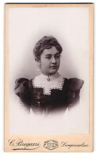 Fotografie C. Bregazzi, Langensalza, Junge Dame im Kleid mit Stehkragen