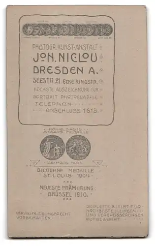 Fotografie Joh. Niclou, Dresden, Seestr. 21, Ältere Dame im schwarzen Kleid mit Haube