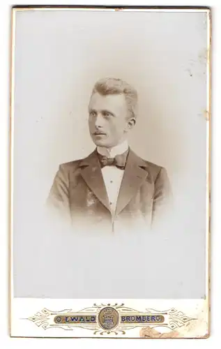 Fotografie Oscar Ewald, Bromberg, Danzigerstr. 154, Eleganter Herr im Anzug mit Fliege