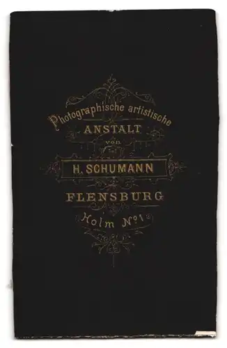 Fotografie H. Schumann, Flensburg, Holm No 1, Bürgerliches Paar in Festtagskleidung