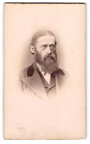 Fotografie L. Haase & Comp., Berlin, Unter den Linden 62-63, Mann im Anzug mit Rauschebart